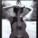 flyerjeune-femme-portant-une-guitare-acoustique-sur-le-dos